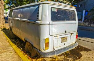 porto escondido Oaxaca México 2023 velho vintage clássico microônibus vans transportadores veículos carros dentro México. foto