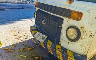 porto escondido Oaxaca México 2023 velho vintage clássico microônibus vans transportadores veículos carros dentro México. foto