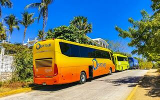 porto escondido Oaxaca México 2023 vários colorida ônibus Tour ônibus transporte dentro porto escondido México. foto