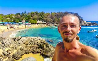 selfie com pedras falésias Visão ondas de praia porto escondido México. foto