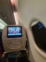 Jacarta, Indonésia em Julho 9, 2023. uma tela em uma batik ar avião assento para a bordo entretenimento. foto
