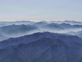 altas montanhas nas nuvens. Parque Nacional Seoraksan, Coreia do Sul