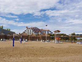 praia turca e o grande aquecedor ao fundo. cidade de Antalya. Peru. primavera de 2017 foto