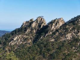 alto pico da montanha. Parque Nacional de Seoraksan. Coreia do Sul foto