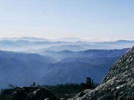 a vista para belas montanhas do pico mais alto daecheongbong. Parque Nacional de Seoraksan. Coreia do Sul foto