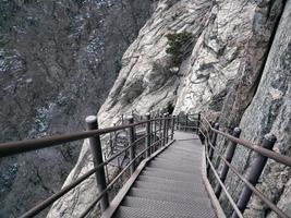 escadas nas montanhas. caminho. Parque Nacional de Seoraksan. Coreia do Sul