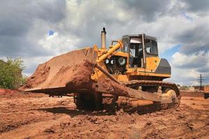 trabalho de escavadeira em um canteiro de obras foto