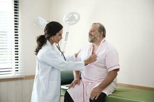 fêmea médicos dentro uniforme saudável Verifica branco masculino pacientes dentro exame casaco de estetoscópio, e checkups e aconselhar saúde Cuidado diagnóstico às clínica hospital, e compromissos Visita. foto