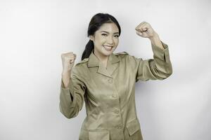 lindo ásia mulher vestindo uniforme sentindo-me entusiasta. sucesso conceito do indonésio governo empregados foto