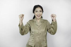 lindo ásia mulher vestindo uniforme sentindo-me entusiasta. sucesso conceito do indonésio governo empregados foto