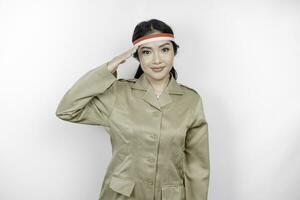 orgulhoso governo trabalhador mulher gesticulando saudação pose isolado de branco fundo. pns vestindo cáqui uniforme. da indonésia independência dia conceito. foto