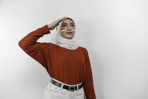 lindo ásia mulher vestindo vermelho topo e branco hijab dando saudação comemoro indonésio independência dia em agosto 17 isolado sobre branco fundo foto