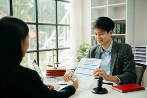 negócios e advogado masculino ou juiz consultar tendo reunião de equipe com cliente, direito e conceito de serviços jurídicos. boa cooperação de serviço ao cliente no escritório foto