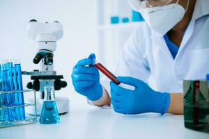 cientista misturando líquidos químicos no laboratório de química. pesquisador trabalhando no laboratório químico foto