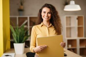 lindo jovem profissional mulher segurando escritório pasta enquanto em pé dentro a conferência quarto foto