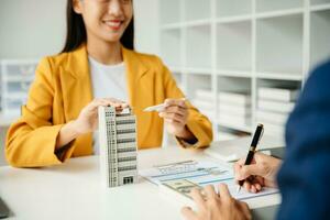 assinando um contrato. agente cliente e corretor, contrato de locação, negócio bem-sucedido e negócios jovens sentados à mesa no escritório foto