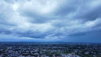 Preto nuvens sobre a cidade céu foto