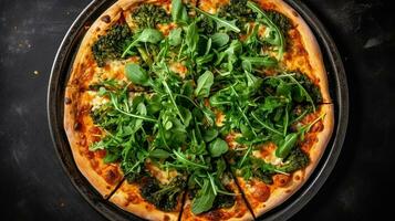 círculo pizza vegetariano com frondoso verdes, brócolis em placa, topo visualizar. Sombrio mesa fundo. Comida fotografia para restaurante, cafeteria, revista, local na rede Internet. ai generativo foto