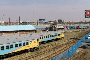 Joanesburgo, sul África, agosto 13 2018 a central parque trem estação dentro centro da cidade johannesburg com a cidade Horizonte dentro a fundo foto