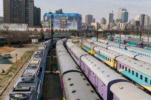 Joanesburgo, sul África, agosto 13 2018 a central parque trem estação dentro centro da cidade johannesburg com a cidade Horizonte dentro a fundo foto