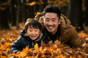 uma pai jogando dentro uma pilha do folhas com dele criança foto