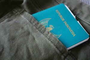 a indonésio cidadania Passaporte dentro uma verde jeans bolso. foto