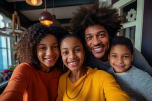 família feliz em casa foto