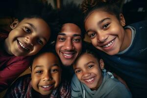 família feliz em casa foto