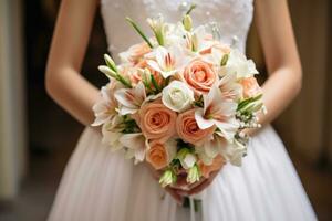 uma lindo noiva segurando dela Rosa e branco Casamento ramalhete foto