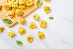 macarrão tortellini tradicional italiano foto