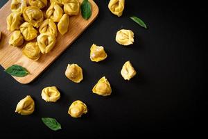 macarrão tortellini tradicional italiano foto