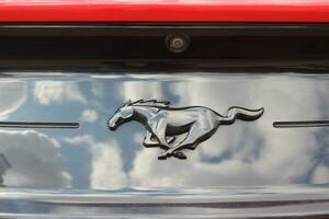 afundou Petersburgo Rússia - 07 23 2023 Ferrari cavalo logotipo em Ferrari f12 Berlinetta. Ferrari nv é a italiano Esportes carro fabricante Sediada dentro maranello. fundado de Enzo Ferrari dentro 1939. foto