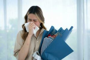mulher espirros dentro lenço de papel vencimento para alergia para pólen foto