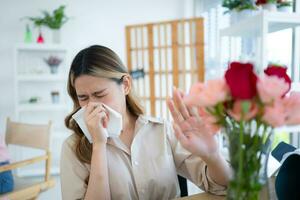 mulher espirros dentro lenço de papel vencimento para alergia para pólen foto