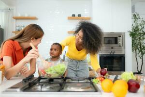 feliz multiétnico família cozinhando juntos dentro a cozinha às lar. foto