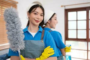 retrato do ásia fêmea limpeza serviço funcionários dentro uniforme e borracha luvas, tarefas domésticas conceito foto