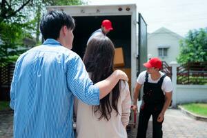 Entrega homem entregando parcela para cliente às lar. Entrega serviço conceito. foto