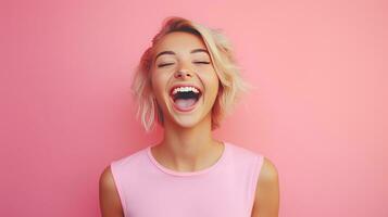 retrato do feliz e positivo mulher, sorridente despreocupado, em pé dentro camiseta em Rosa fundo criada com generativo al tecnologia. foto