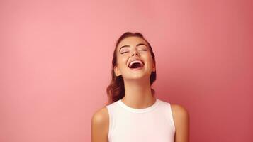 retrato do feliz e positivo mulher, sorridente despreocupado, em pé dentro camiseta em Rosa fundo criada com generativo al tecnologia. foto