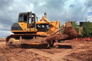 trabalho de escavadeira em um canteiro de obras foto