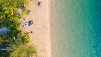 vista aérea da praia com sombra azul esmeralda água e ondas de espuma no mar tropical