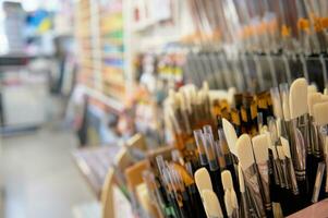 pincéis de pintura com sintético e natural cerdas do diferente suavidade exibido para venda dentro a escola papelaria loja foto