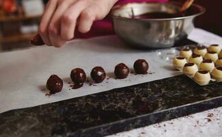 a final degrau dentro a preparação do Belga chocolate trufas dentro a cozinha. foto