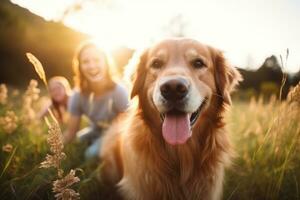 feliz família com cachorro foto