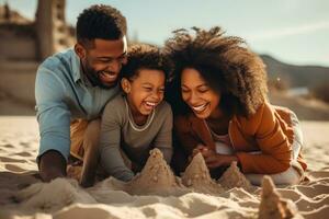 família feliz na praia foto