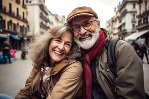 feliz mais velho casal dentro a rua foto