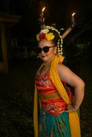 uma retrato do a indonésio dançarino com jasmim pendurado dentro dela cabelo enfeites dela lindo aparência em etapa foto