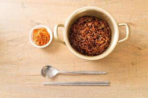 espaguete preto coreano ou macarrão instantâneo com molho de chajung assado