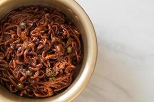 espaguete preto coreano ou macarrão instantâneo com molho de chajung assado