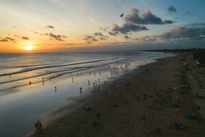 aéreo Visão do kuta de praia às badung regência, sulista Bali, Indonésia. foto